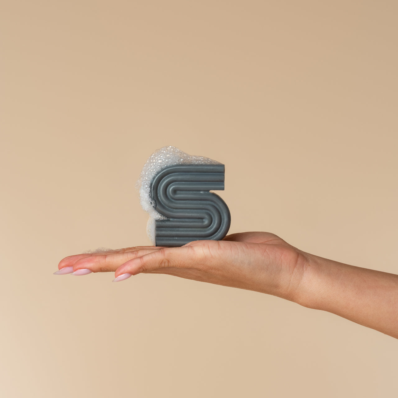 508252-ClarifyingDetoxSolidShampooBar-Model-BottleFreeBeauty-Purifying-6-005-1280x1280px.jpg
